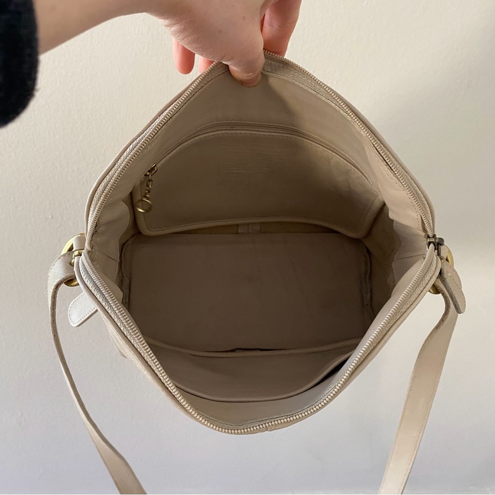 Coach Vintage 1980s Cream Bone Color Leather Crossbody Bag 0592-358 - Picture 9 of 12